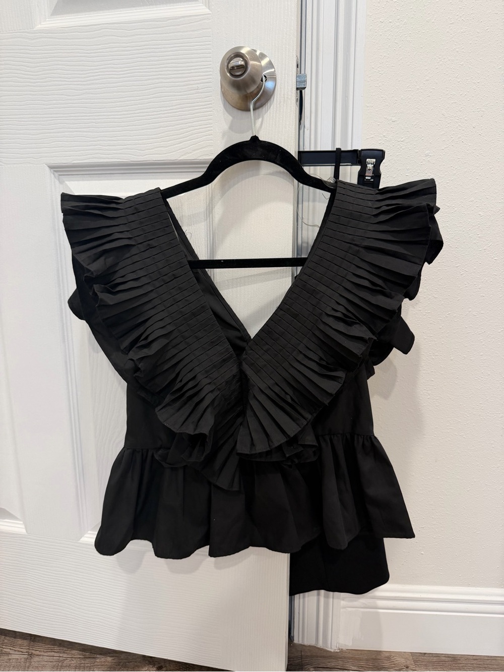 entro Black Pleated V-Neck Ruffle Peplum Top